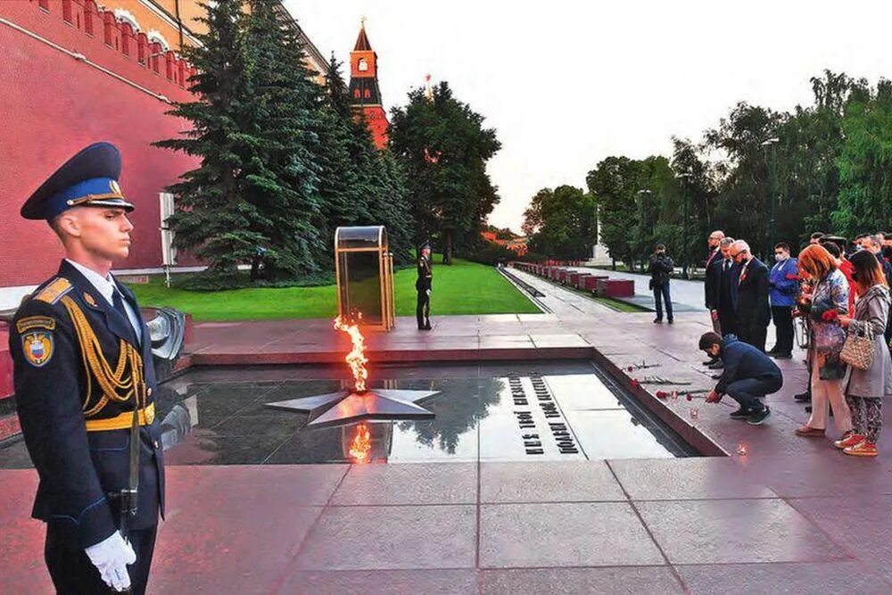 Огонь памяти сад. Пробка в александровском саду. Акция в александровском саду. 04. Огонь памяти сад.