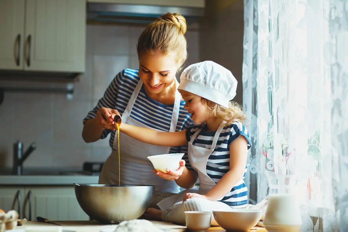 Mama. Лобасова Екатерина Фаберлик. Кухня для детей. Готовка с детьми. Мама с ребенком на кухне.