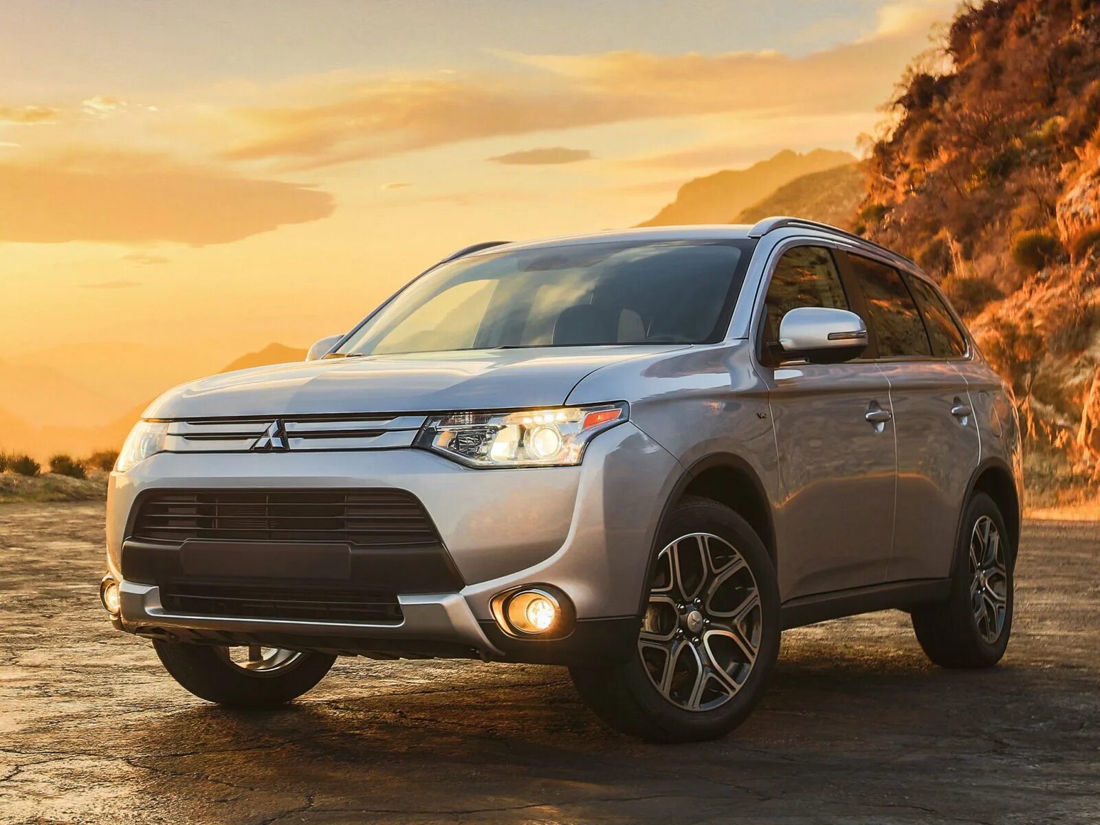 Сколько стоит мицубиси аутлендер. Мицубиси Аутлендер 2015. Mitsubishi Outlander XL 2015. Мицубиси Аутлендер 3. Кроссовер Митсубиси Аутлендер.