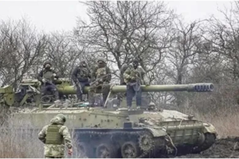 Взорванный российский танк. Подбитый т-80. Бои вокруг угледара. Бои вокруг угледара. Бои вокруг угледара.