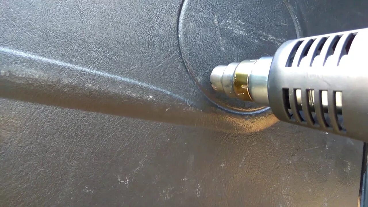 Фен царапины пластик. Восстановление пластика авто феном. Фен царапины пластик. Маркер для пластика салона автомобиля. Царапины на пластике.