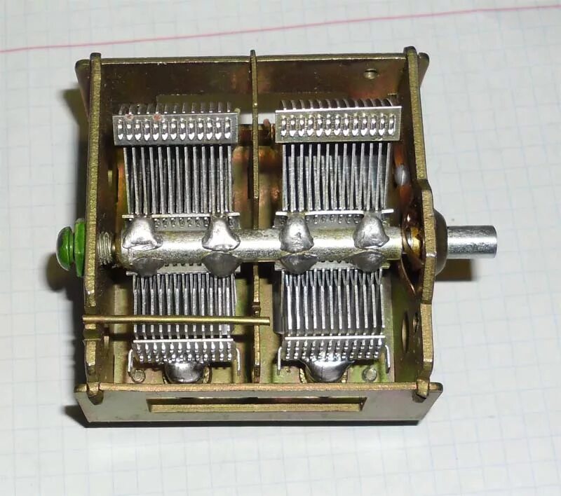 Конденсатор переменной емкости 3-60мм. Переменные конденсаторы с воздушным диэлектриком. Конденсатор переменной емкости кпе 1. Переменный конденсатор 1000пф. Конденсаторы с воздушным диэлектриком.