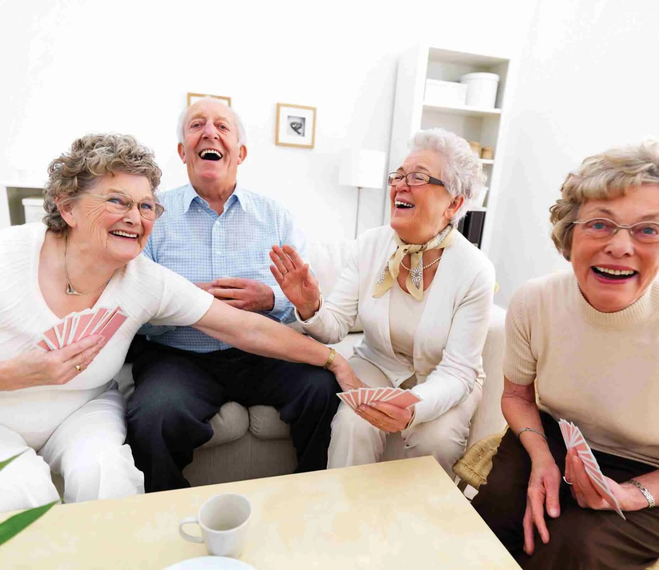 Старики группой молодую. Счастливые пенсионеры. Пожилые люди. Общение с пожилыми людьми. Досуг пожилого человека.