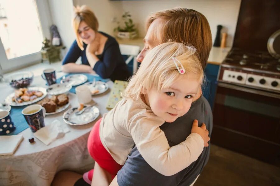 Один мой день с родными. Один мой день с родными. Мама и взрослый сынсын. Мама читает сказку ребенку картинки. Провести время со своей семьей.