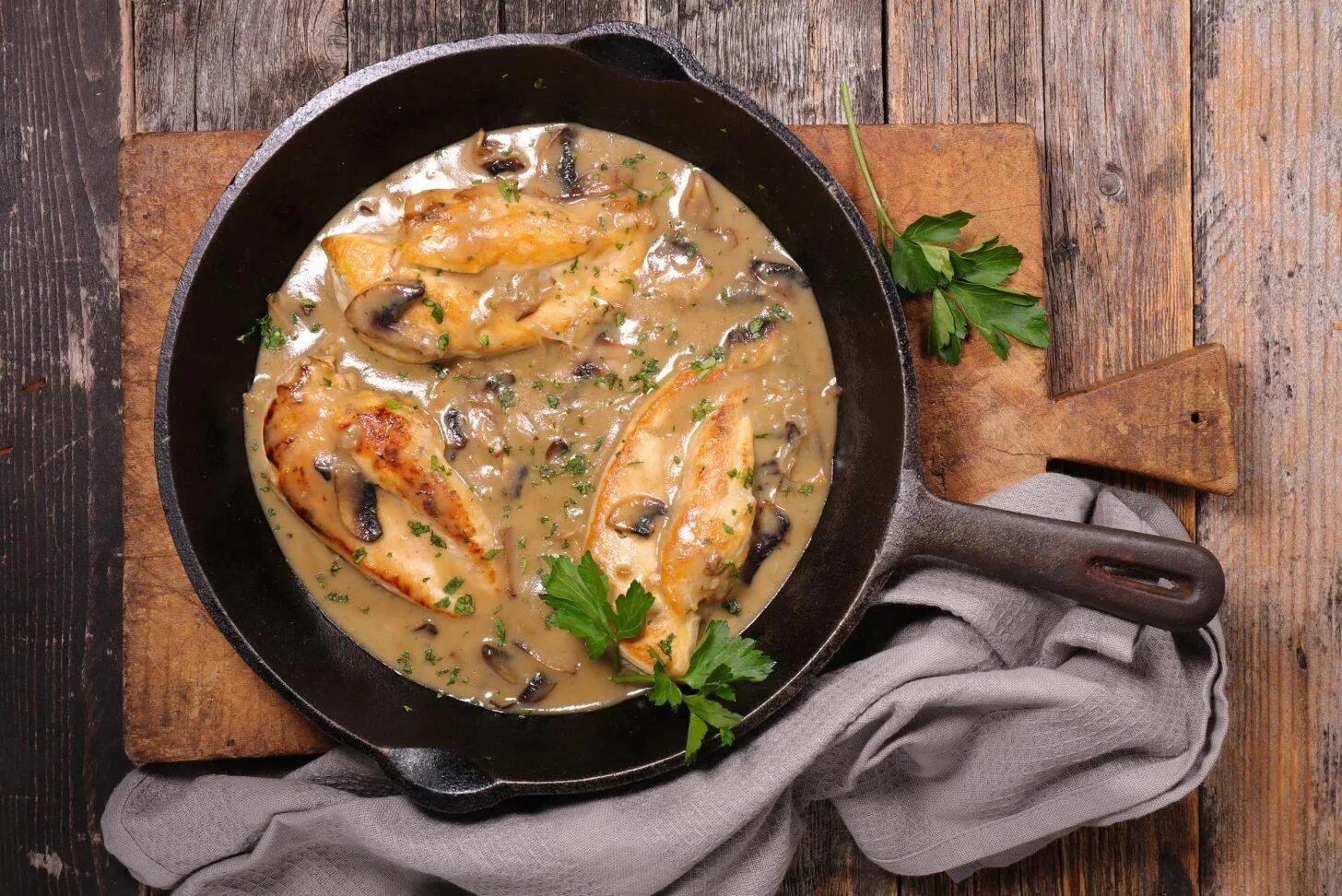 Филе цыпленка в соусе. Скалоппине панна фунги. курица с грибами в сливочном соусе. куриное филе с грибами в сливочном соусе. курица с грибами в сметане.
