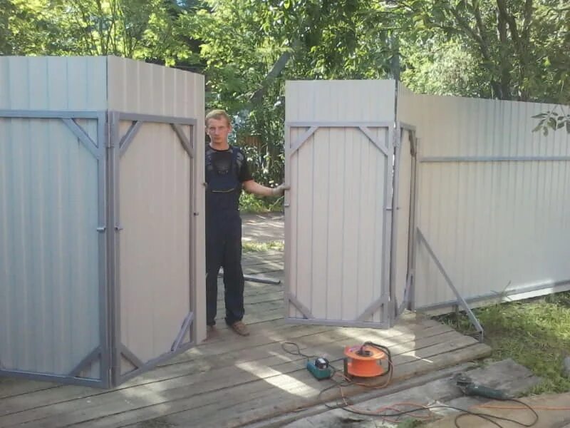 Складные ворота. Ворота гармошка 4м. ворота гармошка 3х секционные. складная воротина ворота гармошка. распашные ворота гармошка с электроприводом.