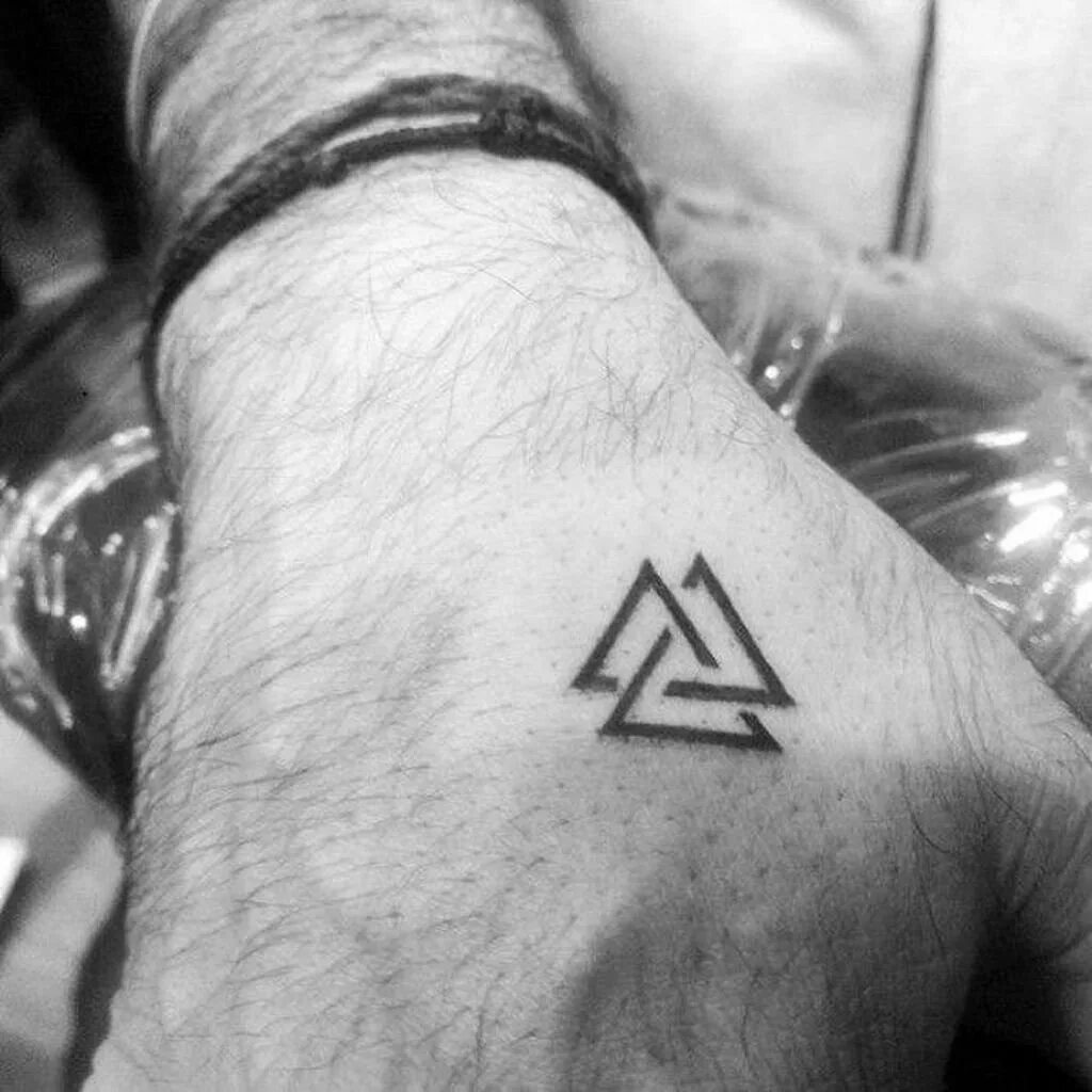 Тату которое означает силу. Татуировки символизирующие силу. Татуировка сила духа. Эскиз иероглифы. Татуировки обозначающие силу.