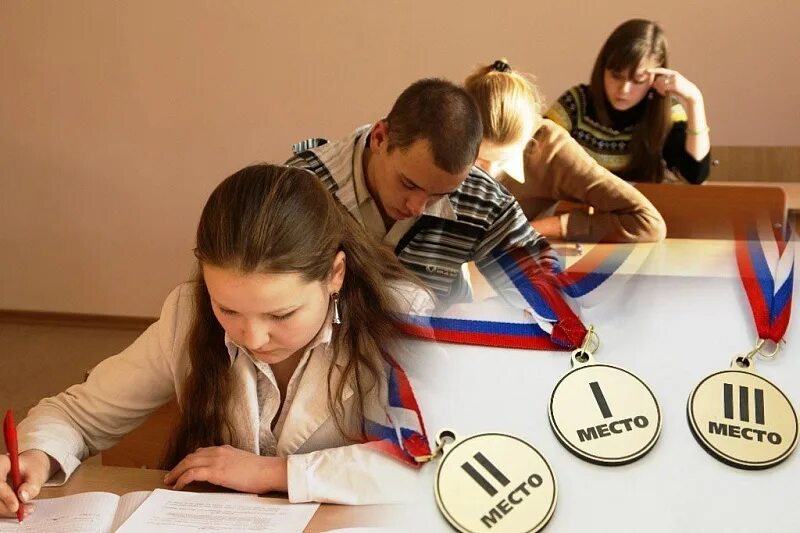 Церемония награждения всош. Грамота победитель школьного этапа всероссийской олимпиады. Мальчик с кубком. Победители международных олимпиад. Поздравляем призеров олимпиады.