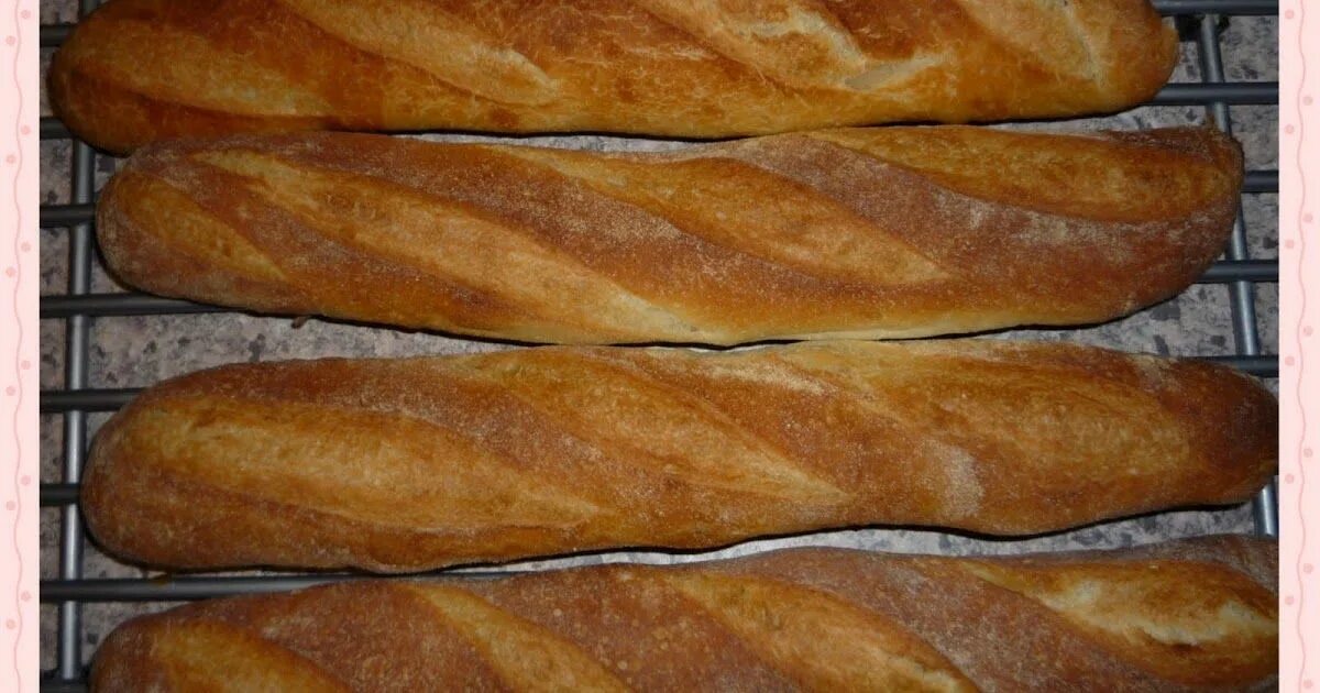 Французский багет в домашних. Французский багет в духовке. Багет хлеб. Багет французский тесто. Багет классический хлеб.