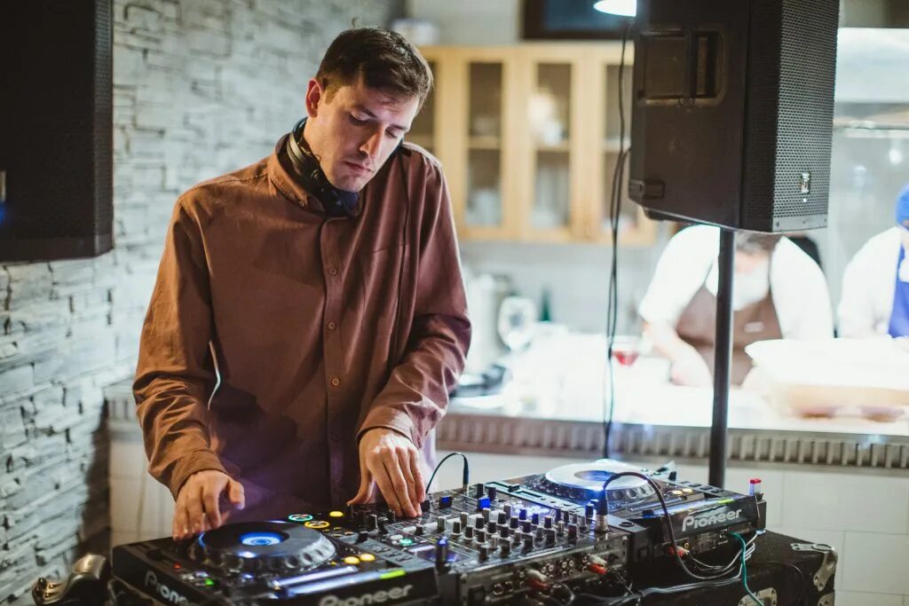 Dj на мероприятие. Диджей на праздник. Диджей на мероприятие с оборудованием. Диджей на свадьбе. Dj на мероприятие.