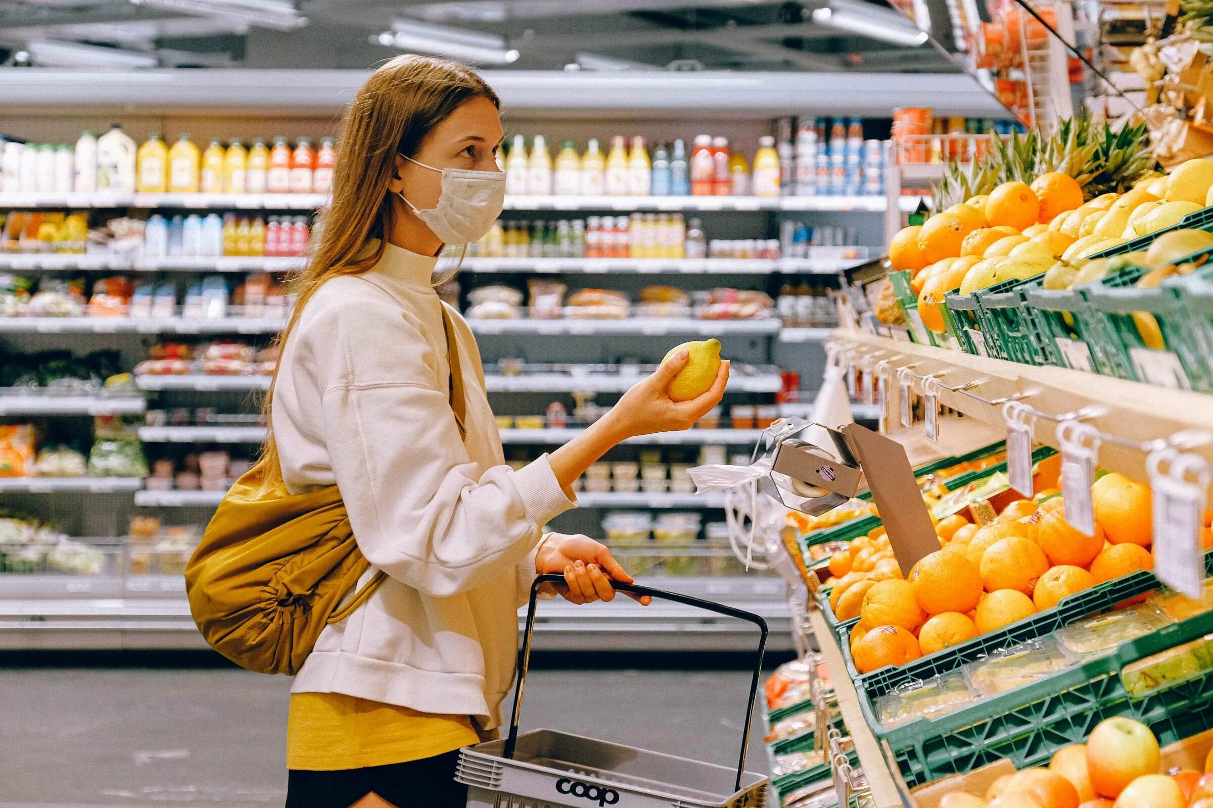 Супермаркет. Продуктовый магазин. Продукты в супермаркете. Люди в продуктовом магазине. Маркет купить продукты