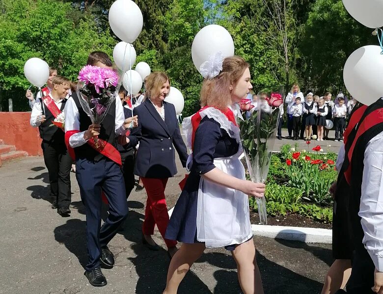 школьники на линейке. какого линейка в школе. какого линейка в школе. 1 сентября линейка в школе. линейка в школе.