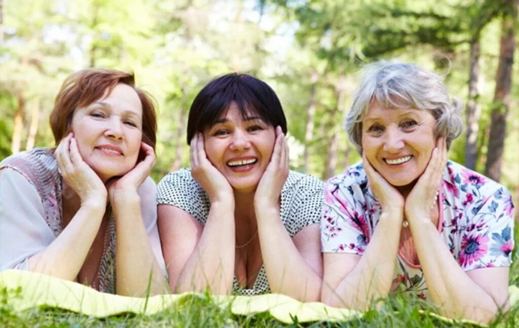 Молодойпарен и женщина. Мама и дочка. О женщина. Молодой парень и женщина старше. Фото русских взрослых мам с взрослыми детьми.