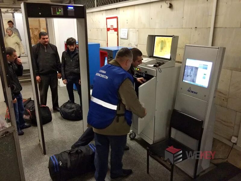 Инспектор безопасности в метрополитене. Служба безопасности Московского метрополитена. Служба безопасности метрополитена. Досмотровая зона метрополитена. Зоны транспортной безопасности метрополитена.