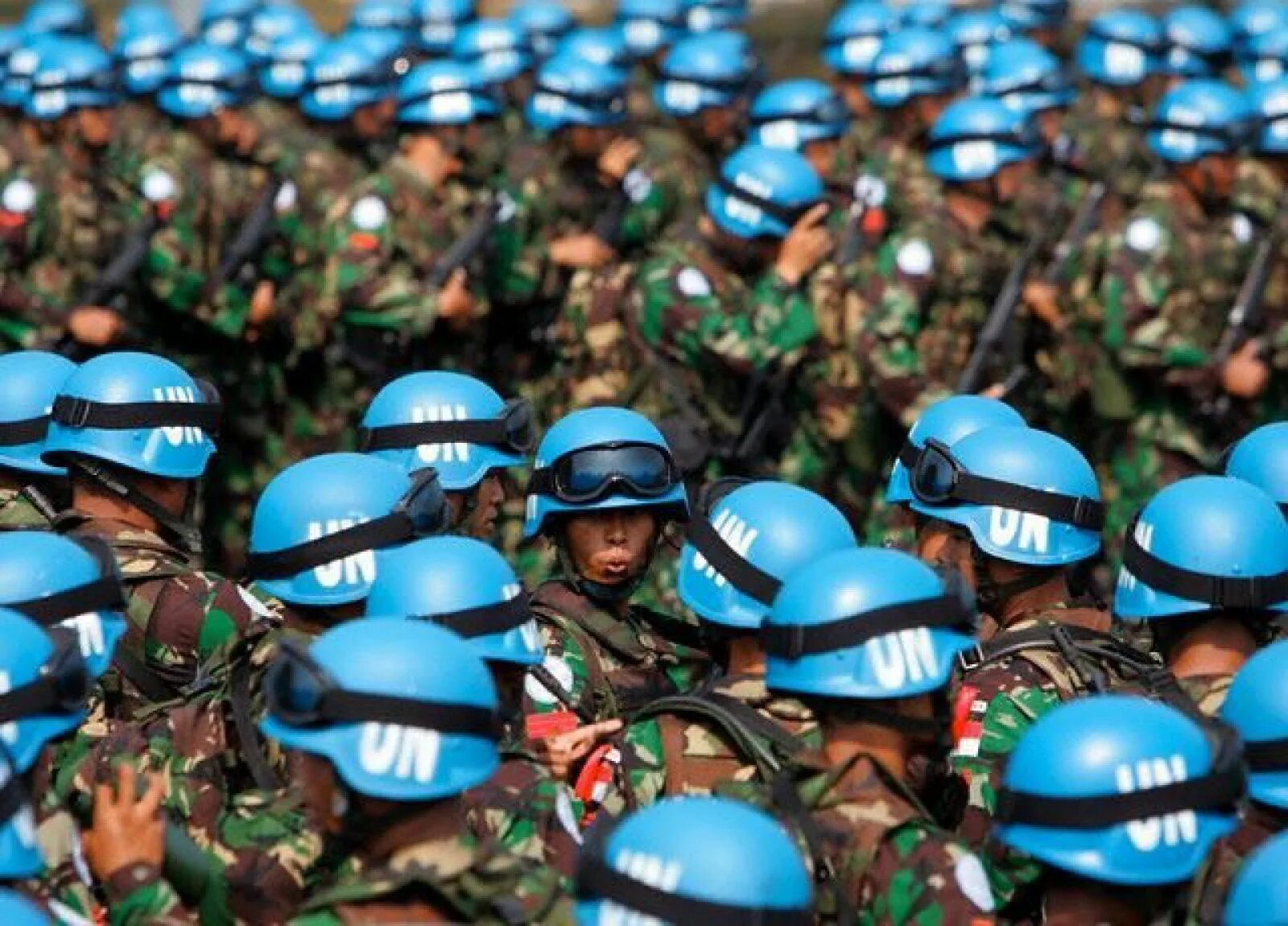 Голубой оон. Солдаты ООН. Миротворческая каска ООН. Миротворческие войска ООН. Шлем Миротворца ООН.