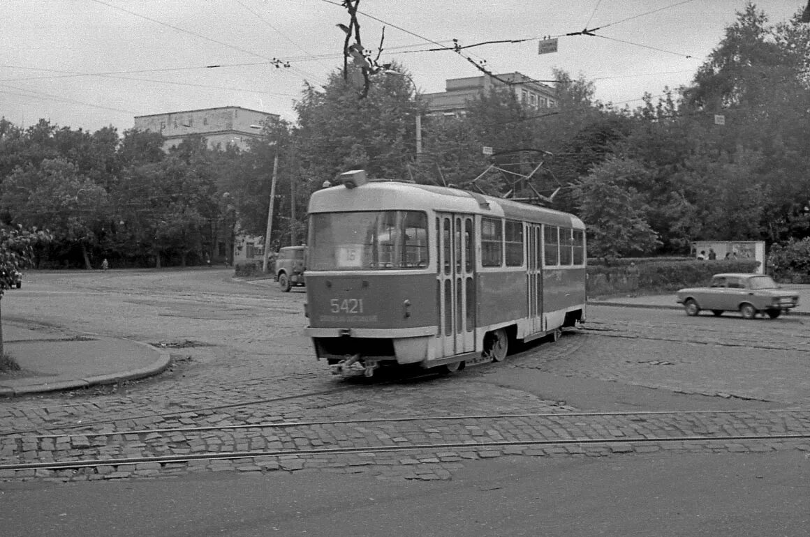 16 трамвай маршрут москва. 1946 Трамвай Татра Москва. Москва улица Двинцев трамвай. Трамвай на Трифоновской. Московские трамваи на улице Шаболовка.