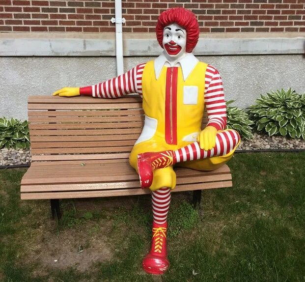 Сидящий клоун. Рональд Макдональд на скамейке. Клоун Рональд Макдональд. Рональд Макдональд Маскот. Грустный Рональд Макдональд.