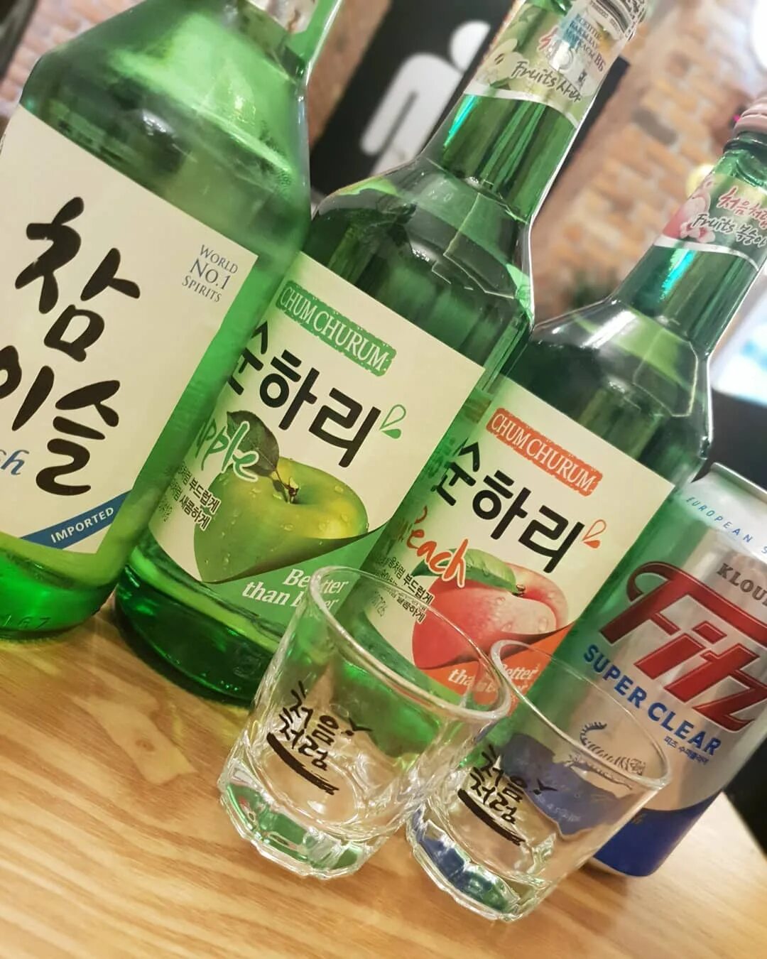 Корейский алкоголь соджу. Напиток соджу Корея. Соджи напиток как пить