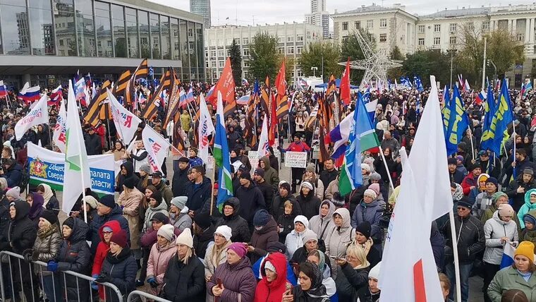 Присоединение запорожья. Референдум о присоединении к России. Митинг в поддержку референдума. Митинг в Екатеринбурге присоединение. Фотография жителя России.