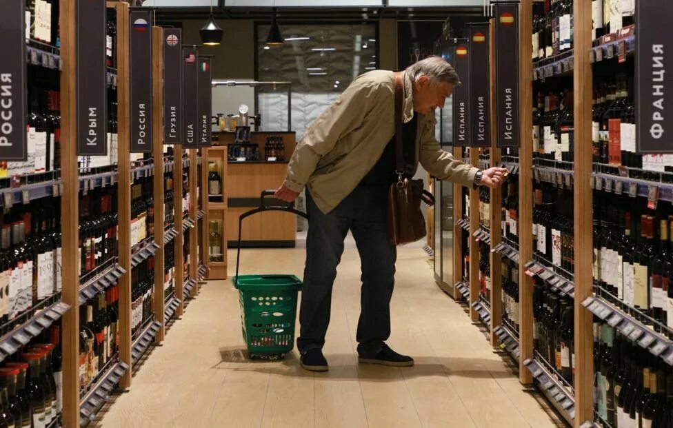 Грузчик на склад. Мерчендайзинг стеллаж в аптеке. Прои продаже. Складские запасы. Продуктовый магазин через прилавок.