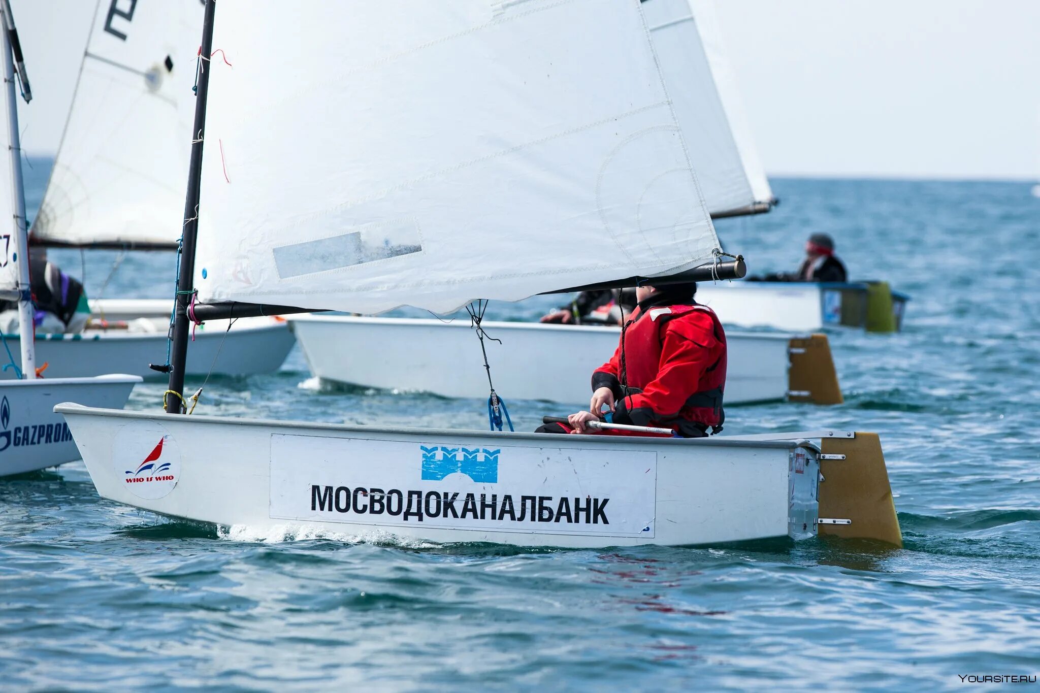 Яхта оптимист. Парусный спорт яхта оптимист. Швертбот класса оптимист. Парусный спорт швертбот оптимист. Швертбот международного класса optimist.