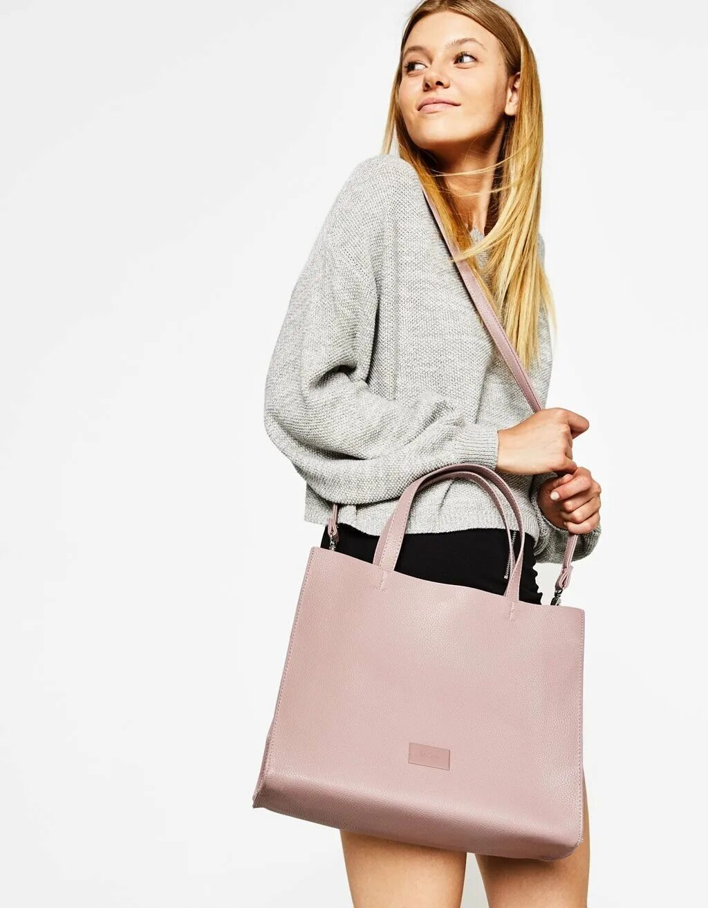 Сумка тоут шоппер. Сумки тренды 2022 шоперы. Сумка тоут 2022 streetstyle. Сумка шоппер 2021 тренд. Шоппер мода.