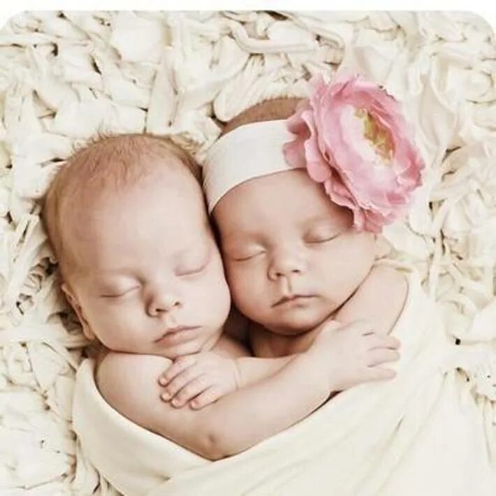 Двойняшки картинки девочка и мальчик. Новорожденные Близнецы. Фотосессия близнецов. Фотосессия двойняшек. Младенцы двойняшки.