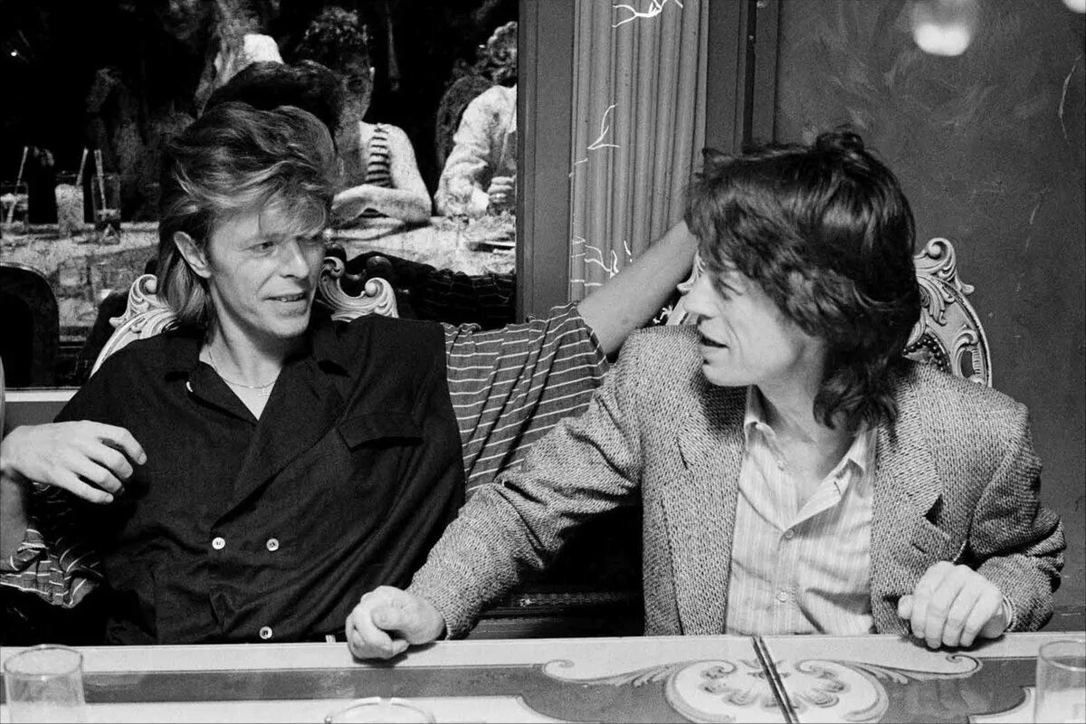 Мик джаггер и дэвид боуи. David bowie and mick jagger. мик джаггер и боуи. боуи мик дэвид. мик джагери дэвид боуи.