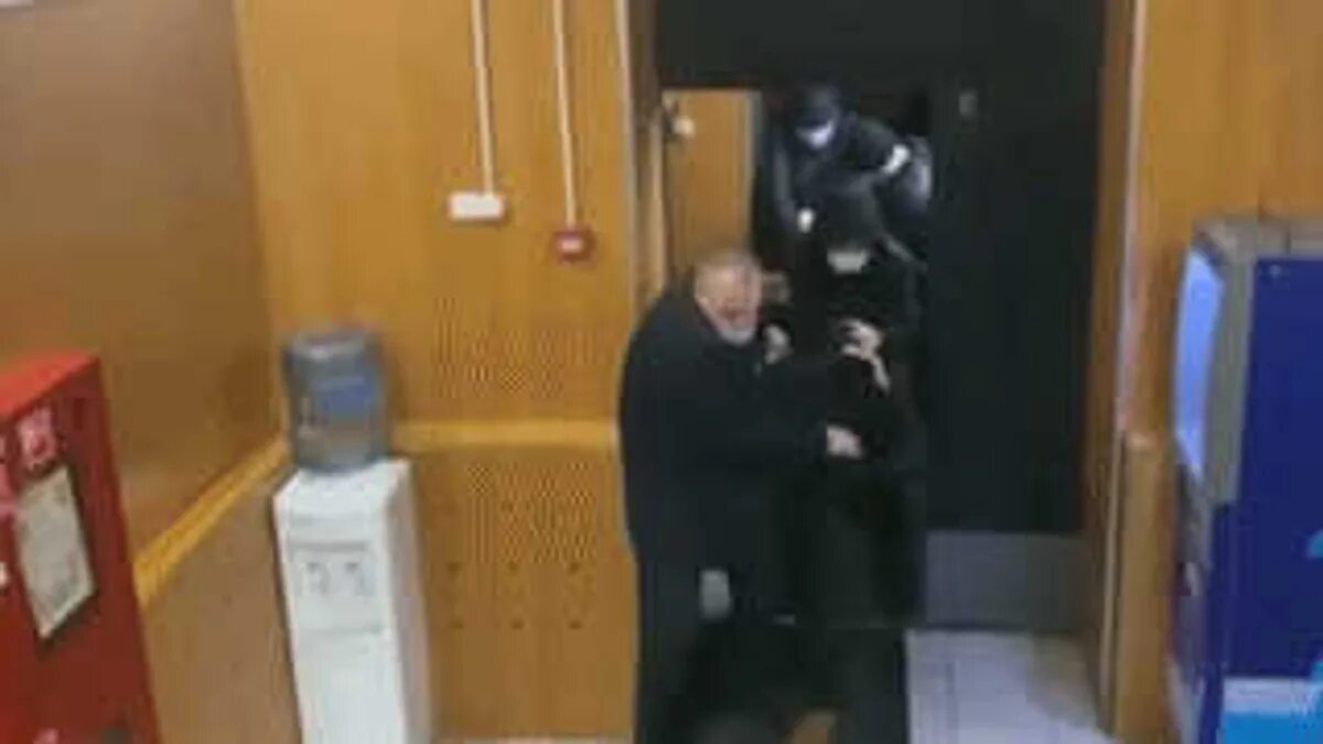 Видео допроса задержанного крокус сити холл. Драка в лифте один против троих.