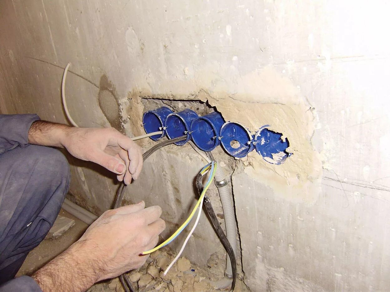 Кабель на стене. Монтаж электророзеток в квартире. Прокладка провода в стене. Монтажные розетки в стену.