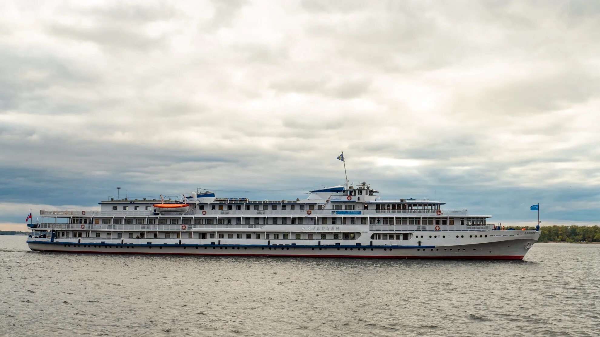пароход белый беленький. капитан хоробрых теплоход. город омск теплоход салют. теплоход сентябрь. теплоход пионер алтая на телецком озере.