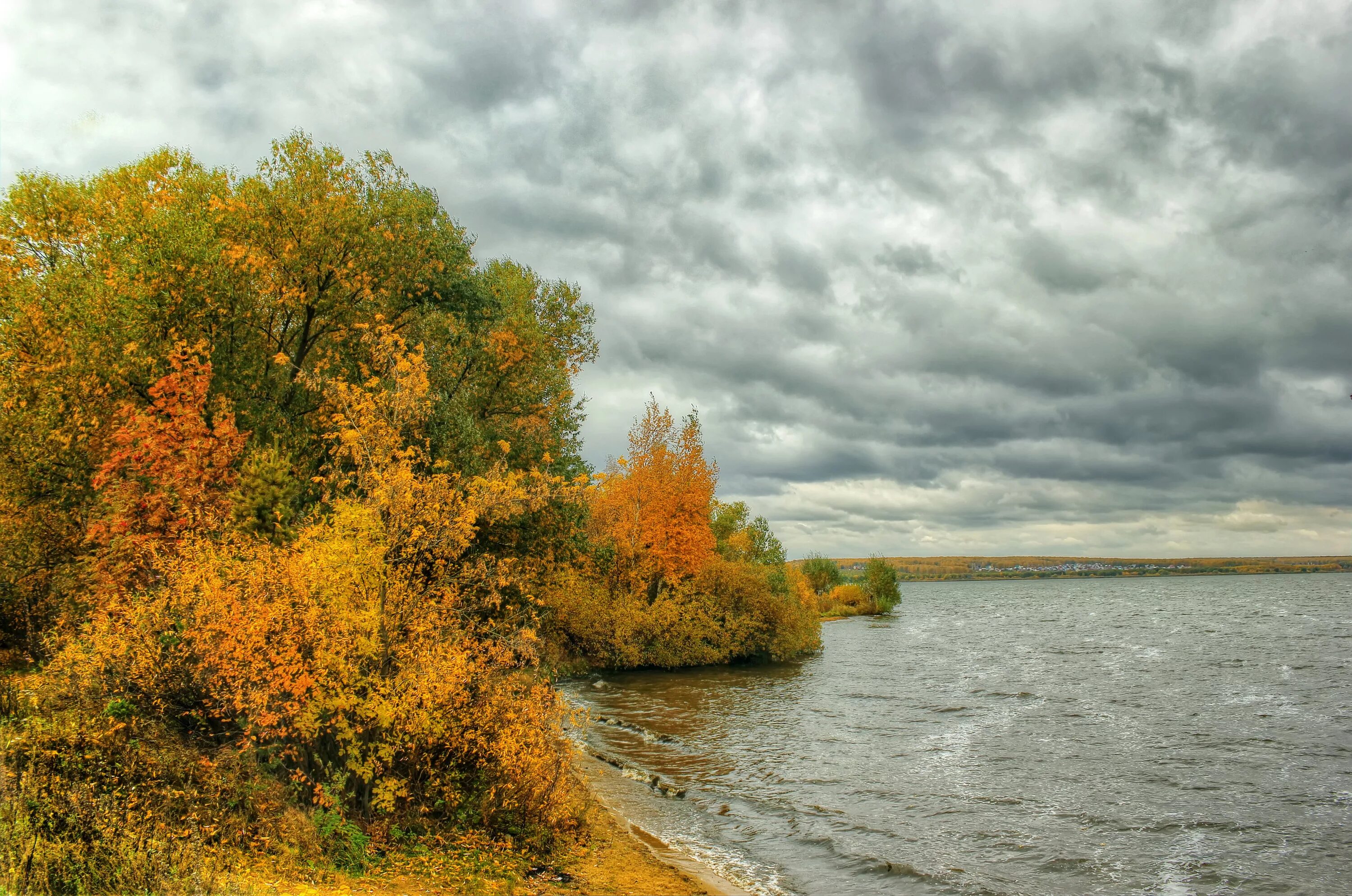 Реки россии осенью. Осень на Волге. Осень река. Осень на берегах Волги. Река осенью.