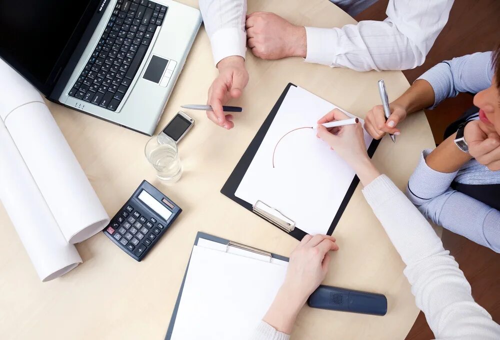 женские руки с ноутбуком. девушка с папкой. безотказный человек. девушка за ноутбуком. кисти рук за компьютером.