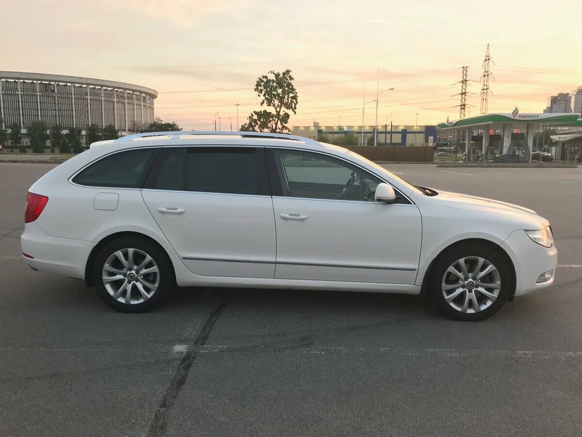 Шкода Суперб 2 Комби. Шкода Суперб 2 универсал белая. Skoda Superb 2 универсал. Шкода Суперб универсал 2012.