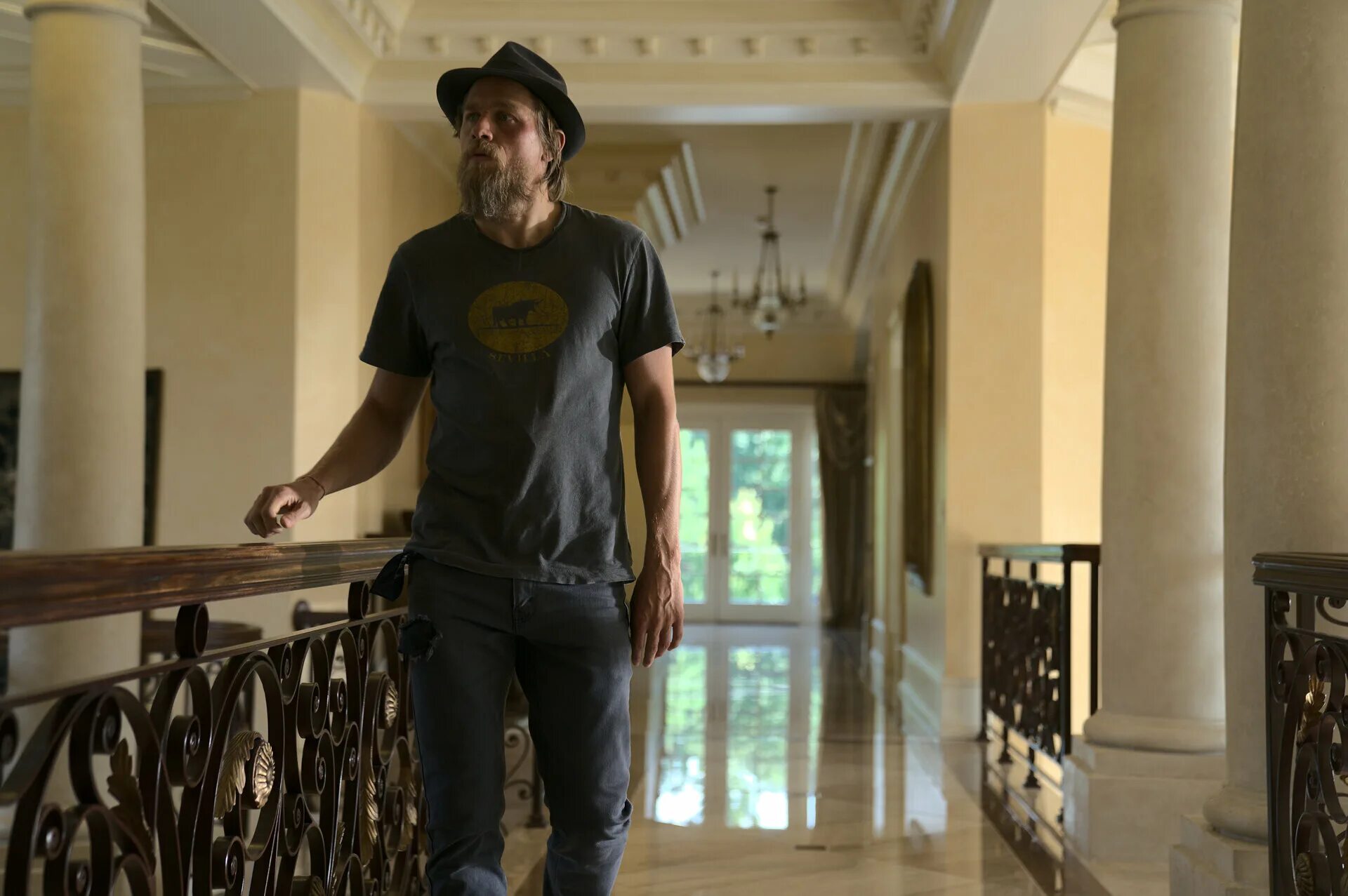 вальдо фильм 2021 кадры. чарли ханнэм вальдо. чарли вальдо. вальдо фильм 2021.