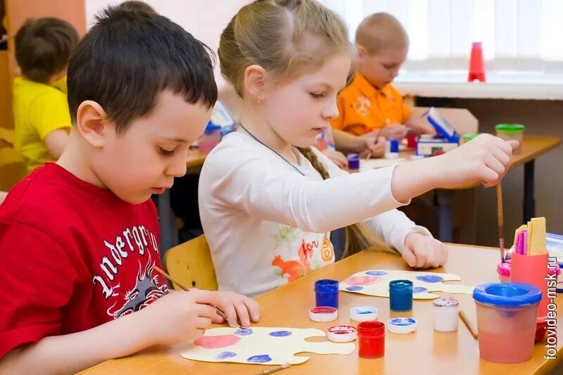 Занятие по рисованию в доу. Занятия в детском саду. Занятия для детей дошкольного возраста. Дети на занятии в детском саду. Дети рисуют в детском саду.