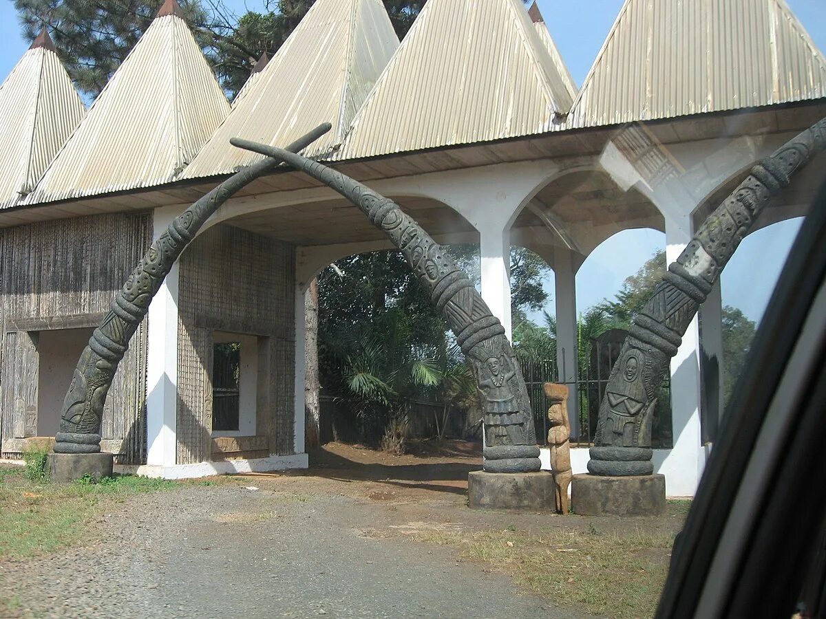 Ban la. Архитектура Камеруна. Мечеть в Камеруне. Камерун архитектура современная. Месопатамская архитектура.