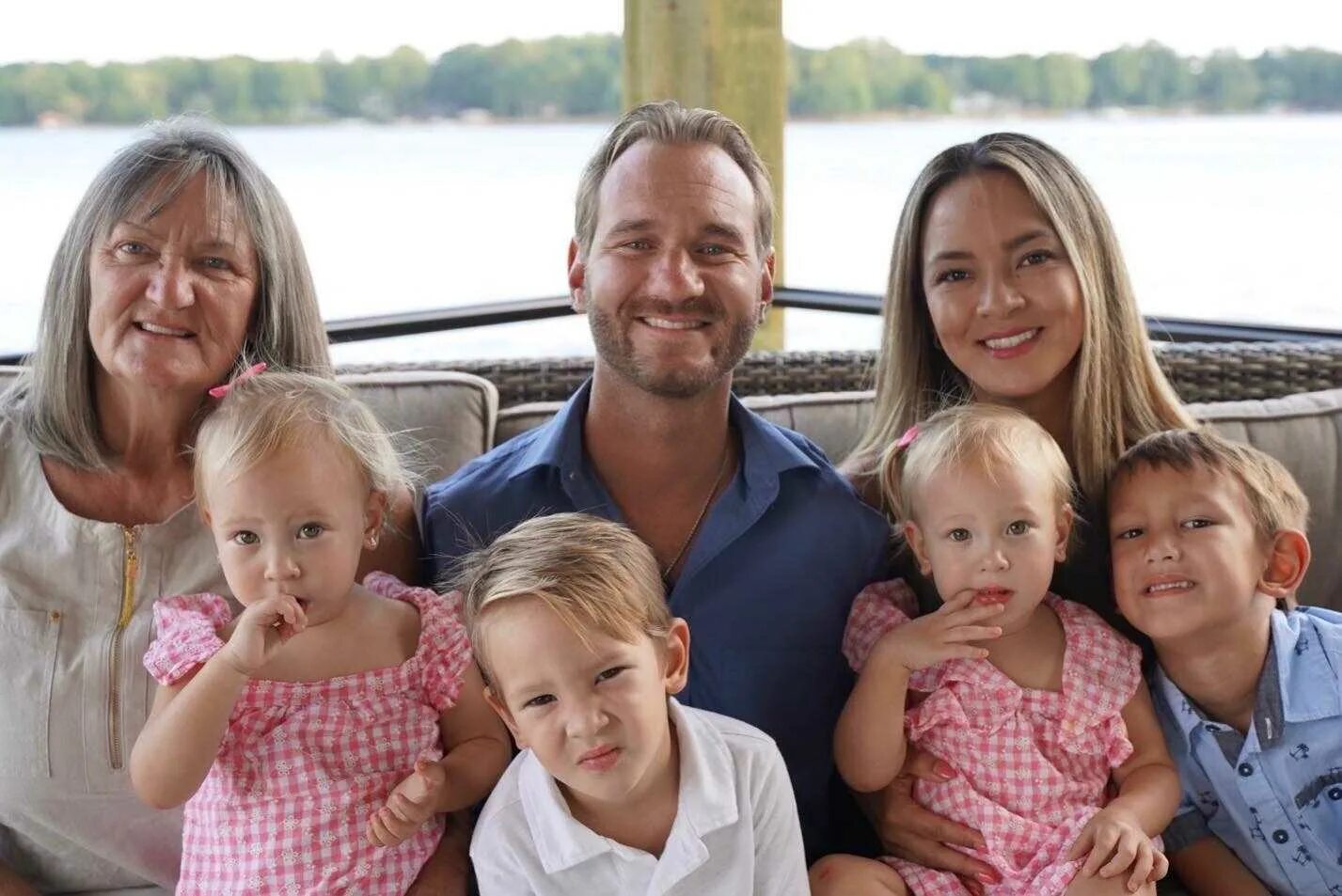 Канаэ мияхара. Ник вуйчич с семьей и детьми. Ник вуйчич и его жена. Канаэ вуйчич. Канаэ мияхара.