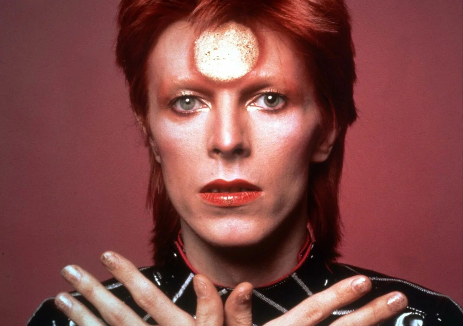 Дэвид боуи жанр. David bowie группа. дэвид боуи в образе зигги стардаста. дэвид боуи 70. david bowie 73.