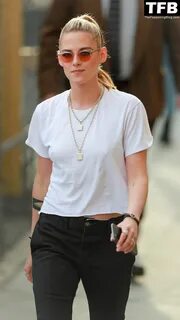 Braless Kristen Stewart Spreads Peace at Jimmy Kimmel in Hollywood (97 Phot...