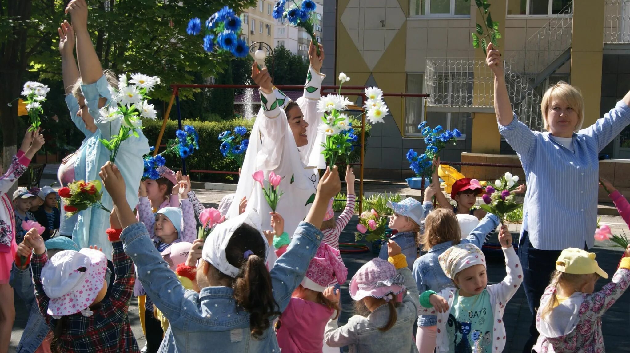 Развлечение 9 мая. Праздник день семьи любви и верности в детском саду. Танец на день семьи любви и верности в детском саду. Развлечения на улице в детском саду в день семьи. Праздник в ДОУ день семьи любви и верности.