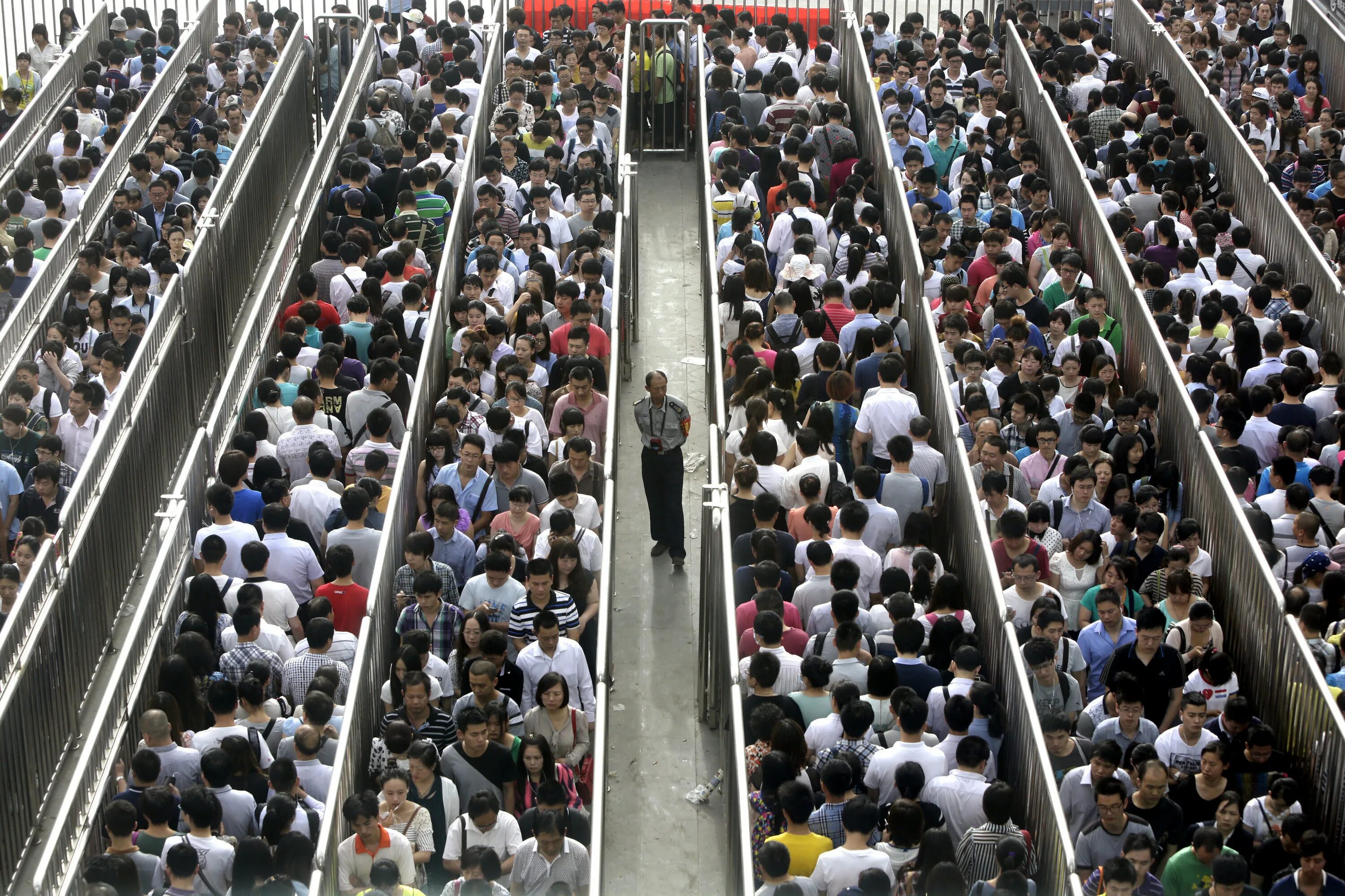 Метро в Китае в час пик. Китай перенаселение. Метро Пекина в час пик. Китайское метро в час пик.