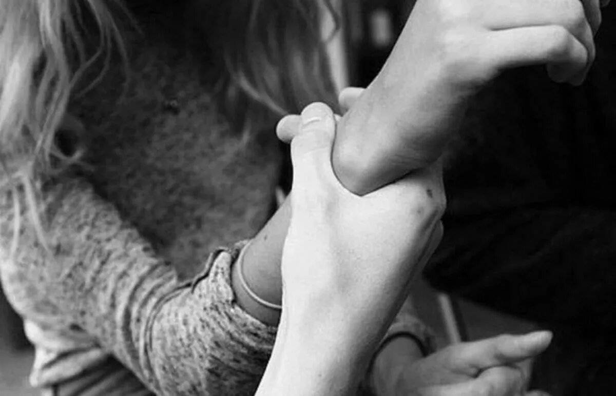 Мужская рука схватила женскую. Прикосновение рук. Парень руку схватил. Аниме руки эстетика. Мужские пальцы рук.