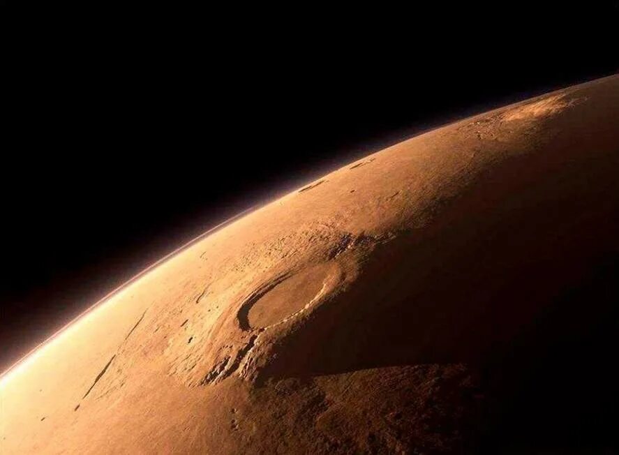 Самая высокая гора в солнечной системе находится. Гора Олимп на Марсе. Вулкан Олимп на Марсе. Снимки Марса из космоса. Марс Планета фото.