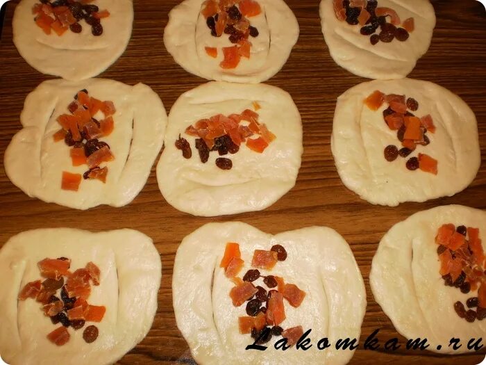 булочки с изюмом форма лепки. булочки с изюмом как завернуть. булочки с изюмом. формы булочек из дрожжевого теста с изюмом. красивые булочки с изюмом из дрожжевого теста.