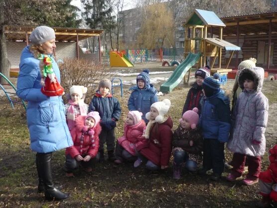 Весенняя прогулка в детском саду. Прогулка в детском саду. Прогулка дошкольников в детском саду. Дошкольники на прогулке. Дети в садике на прогулке.