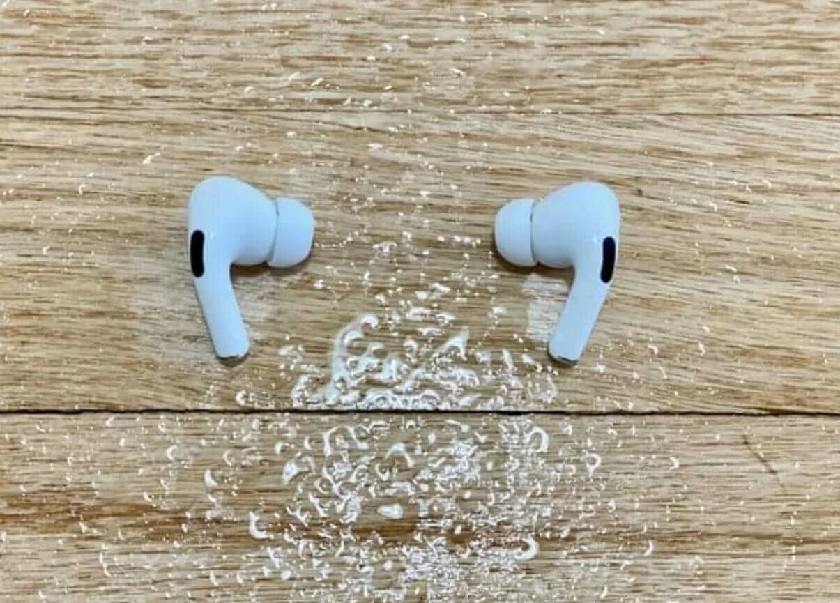 Наушники в воде. Залил наушники водой. Iphone упал в воду. Вода попала в смартфон. Наушники промок.
