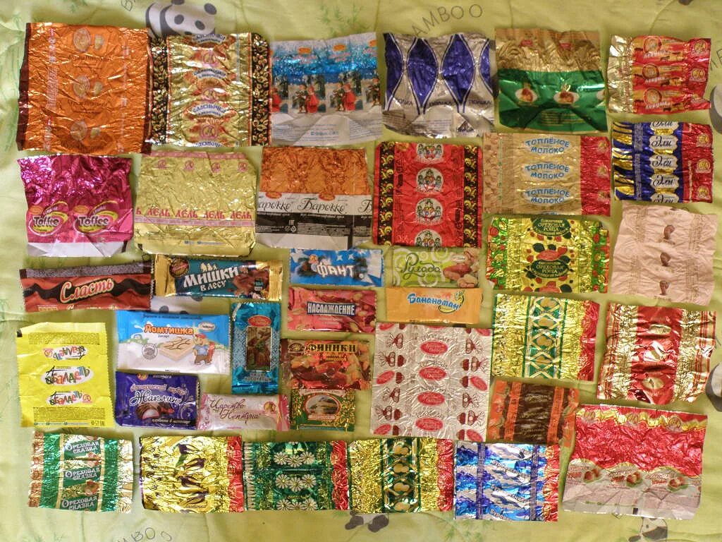 Купить старые конфеты. Конфеты в фантиках. Шоколадные конфеты СССР. Фантики от конфет. Коллекция конфетных фантиков.