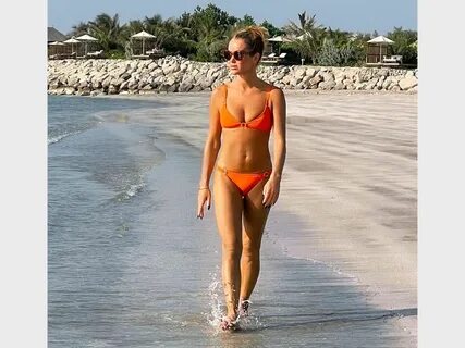 Фото телеведущих в купальнике