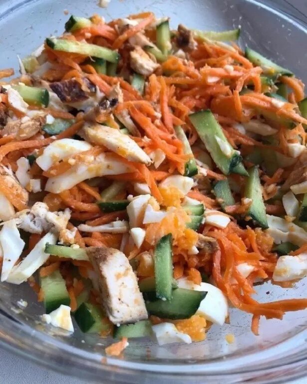 салат с копченой курицей, огурцами и сыром. салат с курицей и грибами. салат с курицей и горошком и огурцом. салат с курицей и грибами. салат соломка с солеными огурцами.